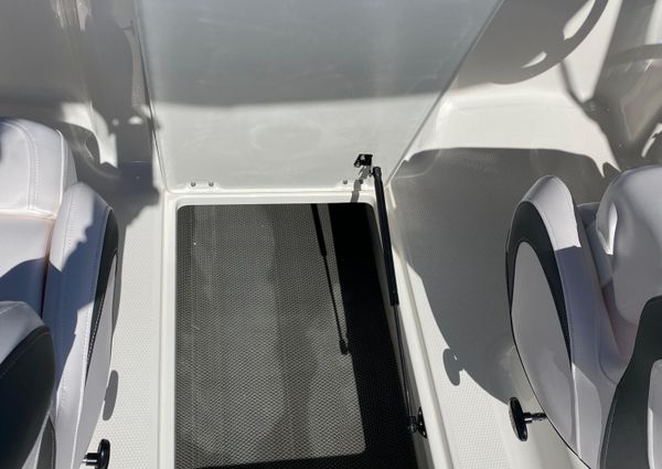 Chaparral 21-SSI-SPORT-OUTBOARD image