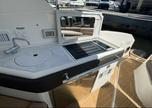 Sea Ray 320 Sundancer image