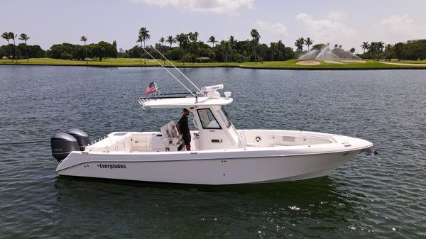 Everglades 325 Center Console
