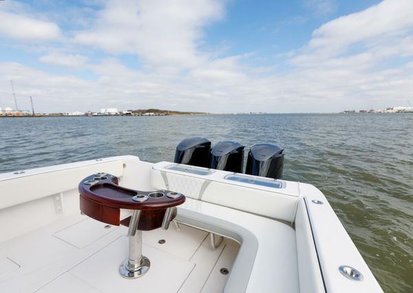 Contender 39 Fisharound image