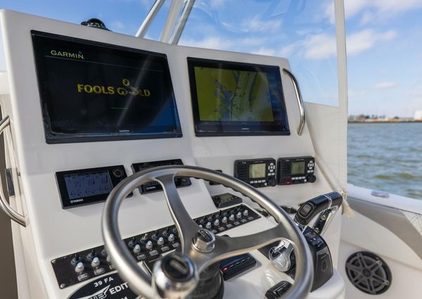 Contender 39 Fisharound image