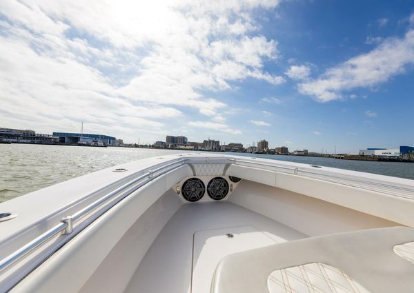 Contender 39 Fisharound image