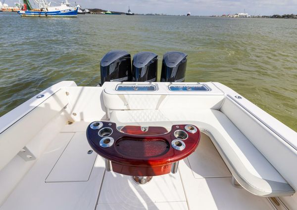 Contender 39 Fisharound image