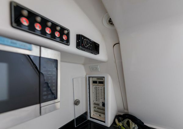 Contender 39 Fisharound image