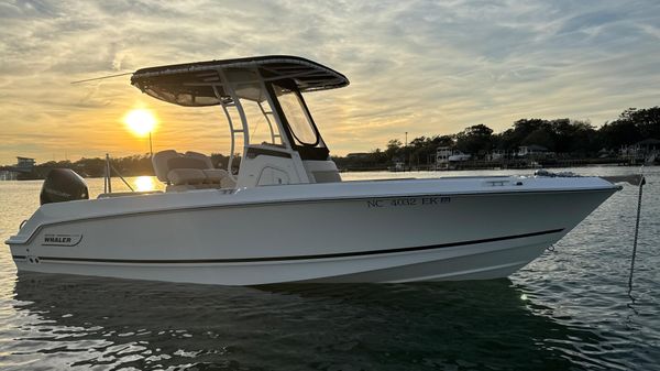 Boston Whaler 230 Outrage 