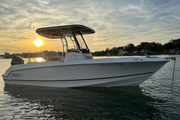 Boston-whaler 230-OUTRAGE - main image