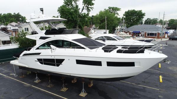 Cruisers Yachts Cantius 60 Fly 