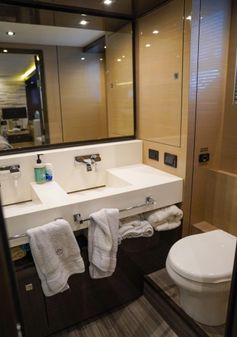 Cruisers Yachts Cantius 60 Fly image