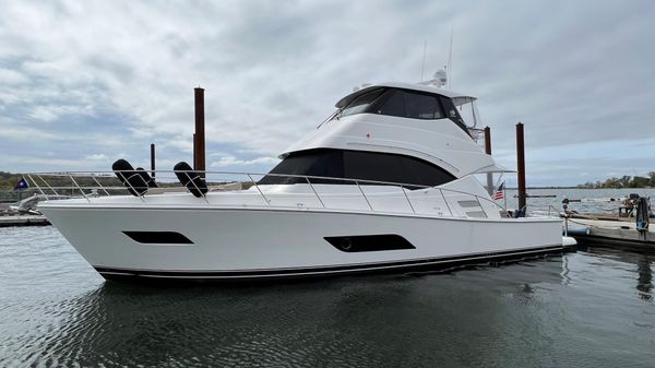 Riviera 52 ENCLOSED FLY BRIDGE