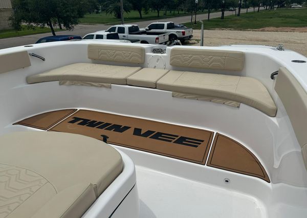 Twin Vee 340 GFX CC image