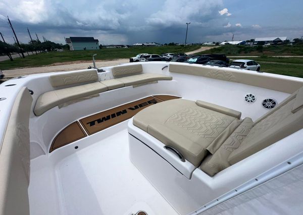 Twin Vee 340 GFX CC image