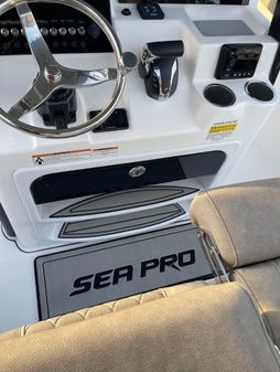 Sea Pro 239 DLX Center Console image