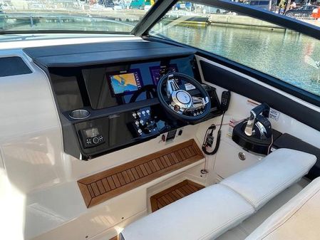 Sea Ray 320 Sundancer image