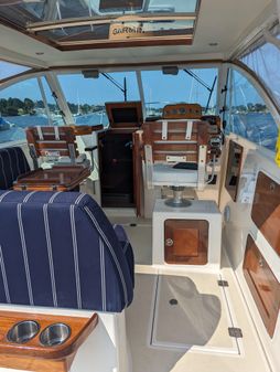 Hunt Yachts Surfhunter 33 image