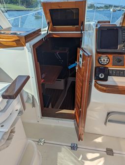 Hunt Yachts Surfhunter 33 image