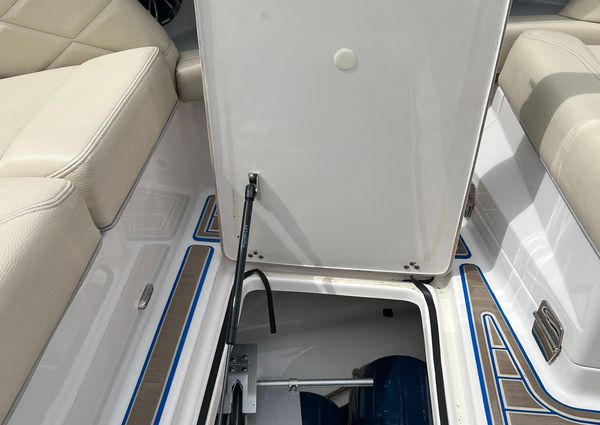 Regal 3300 Bowrider image