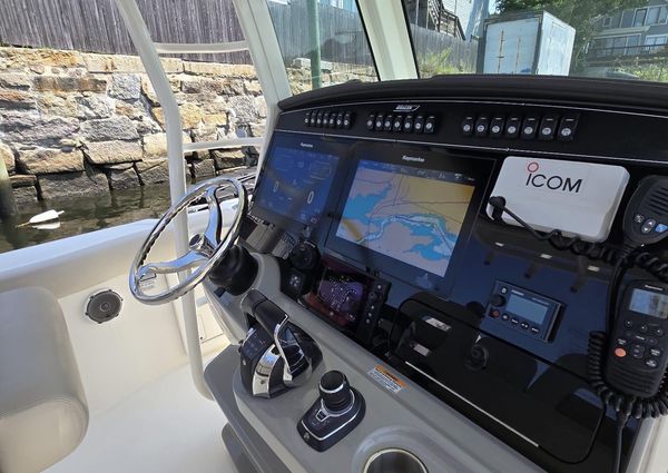 Boston Whaler 330 Outrage image