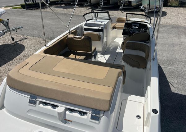 Bayliner VR6 image