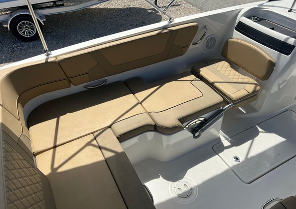 Bayliner VR6 image