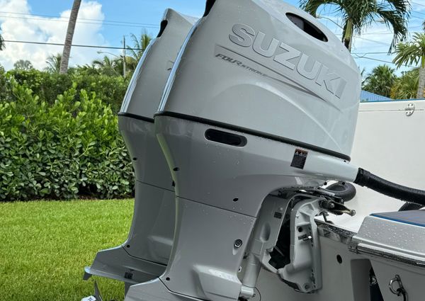 Robalo R260-CENTER-CONSOLE image