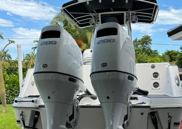 Robalo R260-CENTER-CONSOLE image