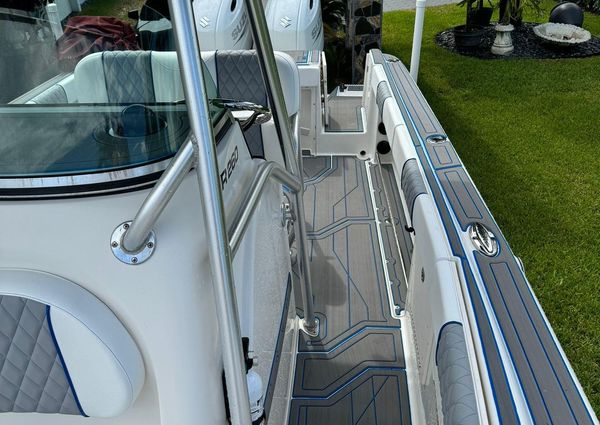 Robalo R260-CENTER-CONSOLE image