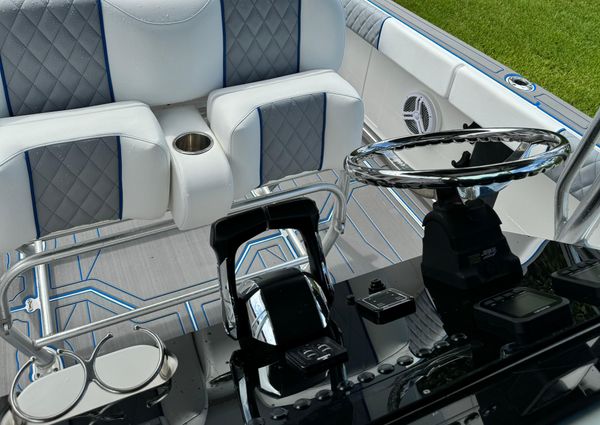 Robalo R260-CENTER-CONSOLE image