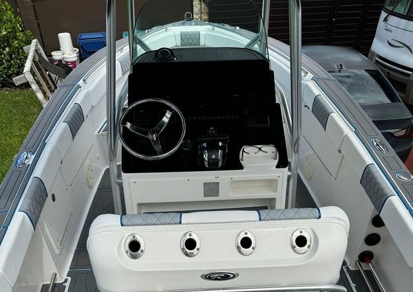 Robalo R260-CENTER-CONSOLE image