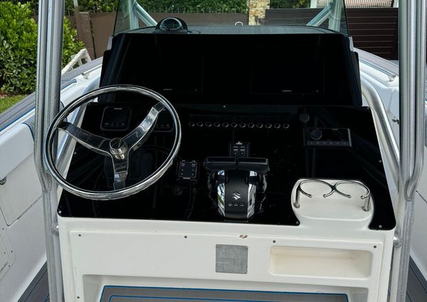 Robalo R260-CENTER-CONSOLE image