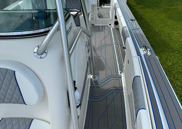 Robalo R260-CENTER-CONSOLE image