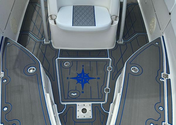 Robalo R260-CENTER-CONSOLE image