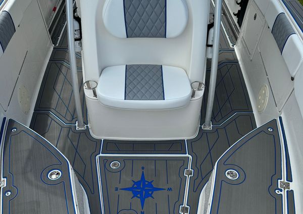 Robalo R260-CENTER-CONSOLE image