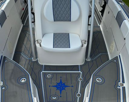 Robalo R260-CENTER-CONSOLE image