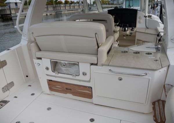 Boston Whaler 350 Realm image