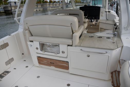 Boston Whaler 350 Realm image