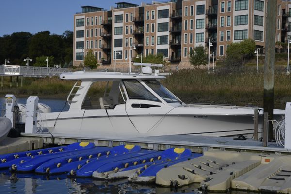 Boston Whaler 350 Realm - main image