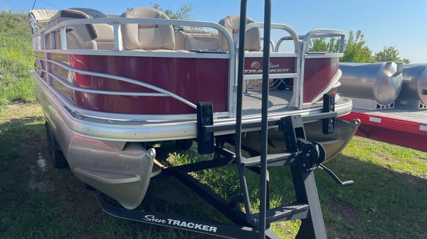 Sun Tracker Fishin' Barge 20 DLX 
