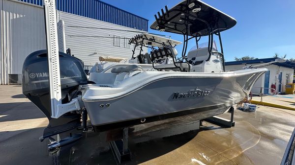 NauticStar Legacy 2302