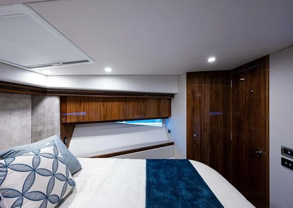 Riviera 5400 Sport Yacht Platinum Edition image