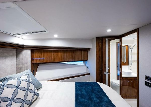 Riviera 5400 Sport Yacht Platinum Edition image