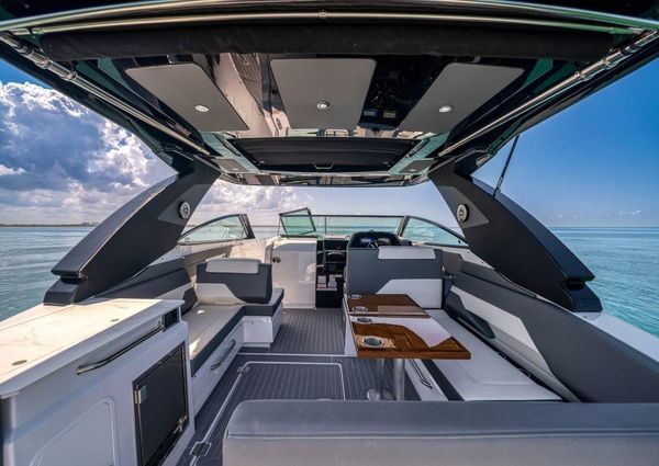 Cruisers Yachts 34 GLS image