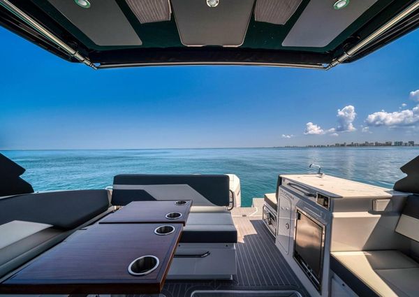 Cruisers Yachts 34 GLS image