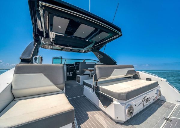 Cruisers Yachts 34 GLS image