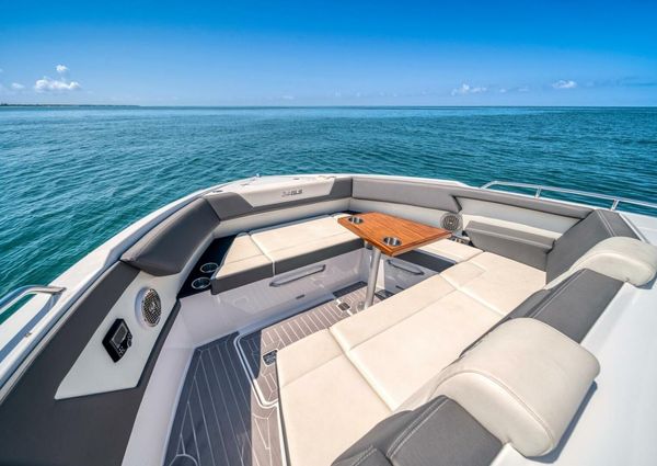 Cruisers Yachts 34 GLS image