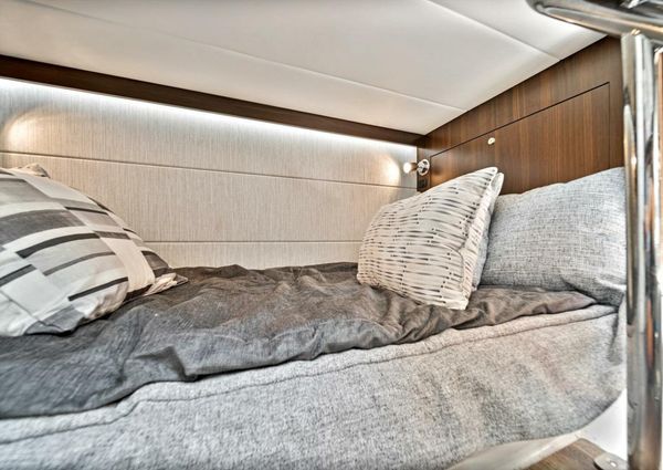 Cruisers Yachts 34 GLS image