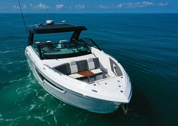 Cruisers Yachts 34 GLS image