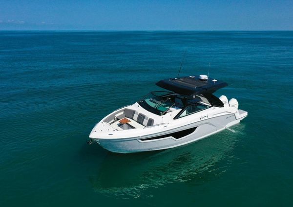 Cruisers Yachts 34 GLS image