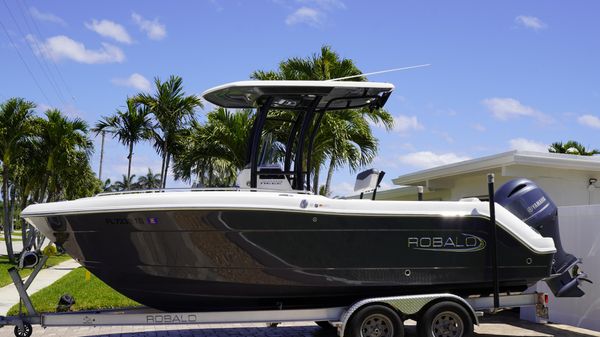 Robalo R222 Center Console 