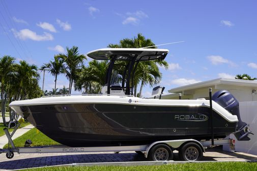 Robalo R222 Center Console image