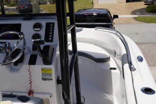 Robalo R222 Center Console image